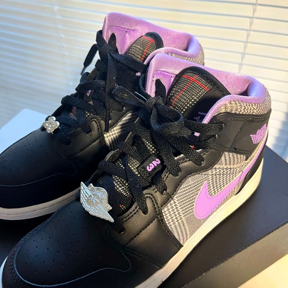 Air Jordan 1 Mid SE (GS) - Picture 2 of 16